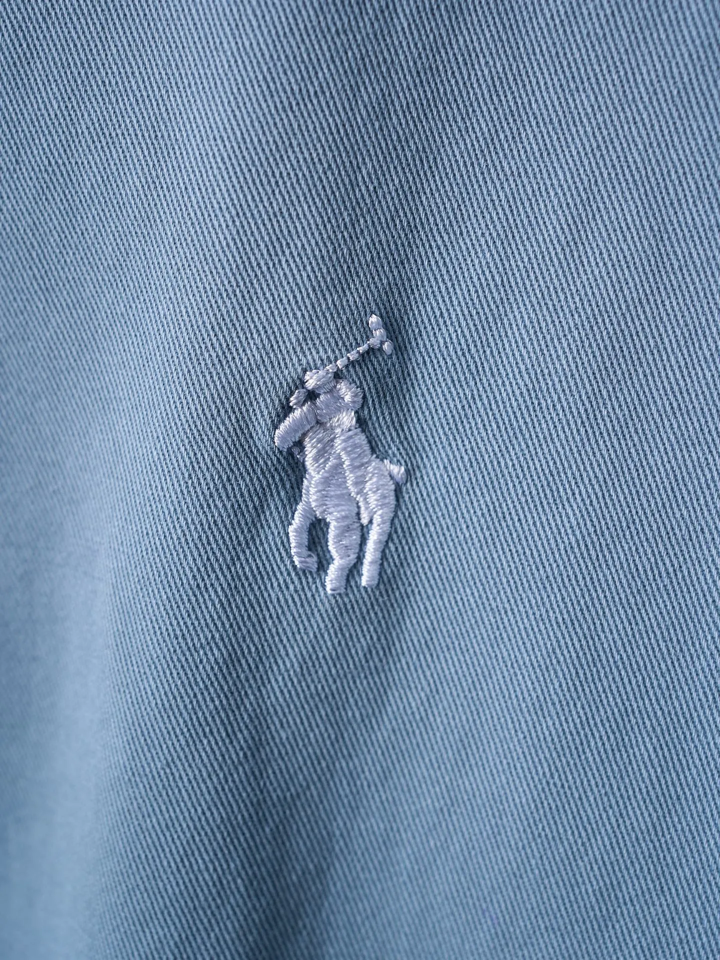 P470 Actual auction] Ralph Lauren/Ralph Lauren pony embroidered zipper lapel jacket [Ready stock] S M L A high-grade sense of relaxation comes across, effortless fashion. Imported machine embroidery technology is used. Advanced computer control systems and precision mechanical components are used to achieve the iconic pony embroidery operation. High precision. The lines are smooth and delicate. Template machine bag opening. The preset template guides the position, shape and size of the bag opening. The accuracy ensures the quality of the bag opening effect. The hem is made in one go using a three-needle waist-drawing machine. The elastic band and the fabric are sewn together in the same process using the machine's special needle position and feeding mechanism. The three-needle design is stronger and can distribute pressure evenly. Ensure that the elastic band and the fabric are closely attached. Follow the original color system for dyeing. Prioritize the original color and fabric material to select special dyes. Reheat to the appropriate temperature. Perform dip-dyeing treatment. Finally, implement color registration and fit the pattern.